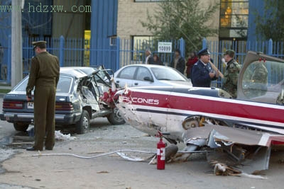 飞机撞汽车_新闻中心_新浪网