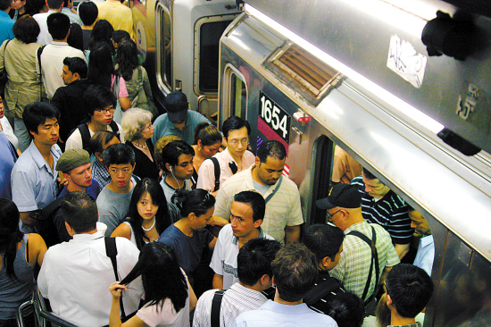 8日,美国纽约7号线地铁大中央车站拥挤不堪.