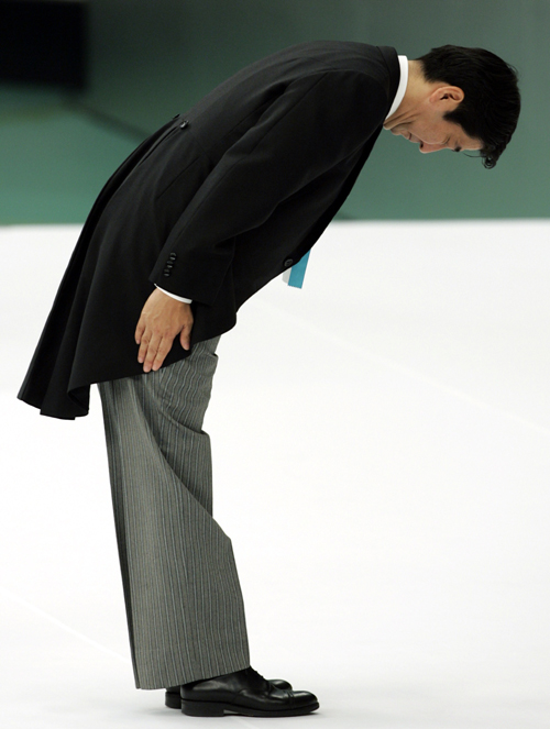 日本首相安倍晋三在东京武道馆举行的"全国战殁者追悼仪式"上鞠躬