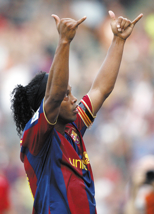 在巴萨3比1力斩毕尔巴鄂队的比赛中,小罗的2个进球,1次助攻,无数次