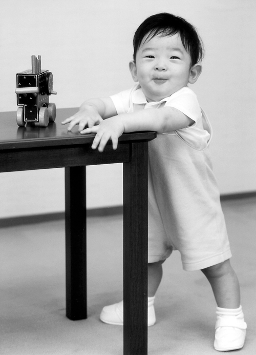 日本天皇次子文仁亲王秋筱宫和秋筱宫妃纪子的孩子悠仁是继皇太子德仁