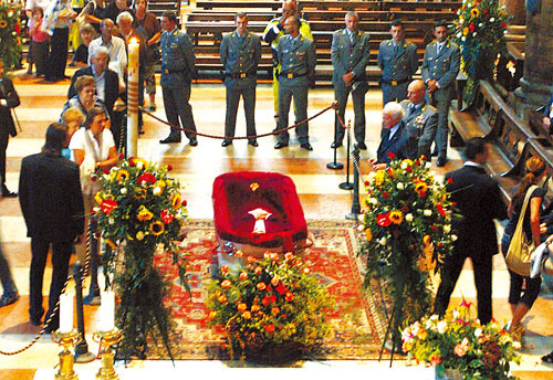 最喜欢的太阳花意大利妇女在葬礼上哭泣意大利父女送别帕瓦罗蒂第[1]