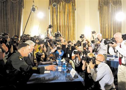 一个职业军人,四星上将戴维·彼得雷乌斯10日在美国国会山出席听证会