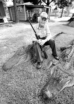 七旬老妇枪杀鳄鱼