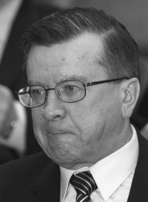 弗拉德科夫的辞呈并宣布解散政府,提名俄联邦金融监管局局长祖布科夫