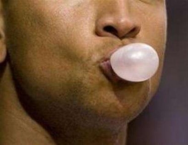 英国科学家近日发明了一种没有粘性的口香糖,可以在吐到街道,鞋子以及