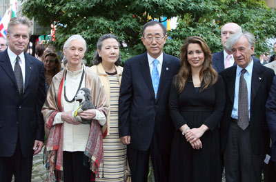 9月21日,联合国秘书长潘基文在纽约联合国总部敲响和平钟,以纪念第26