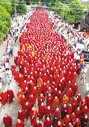 缅甸10万人游行抗议政府