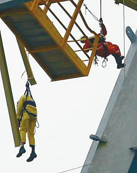 百吨钢梁160米高坠落砸死5名施工工人