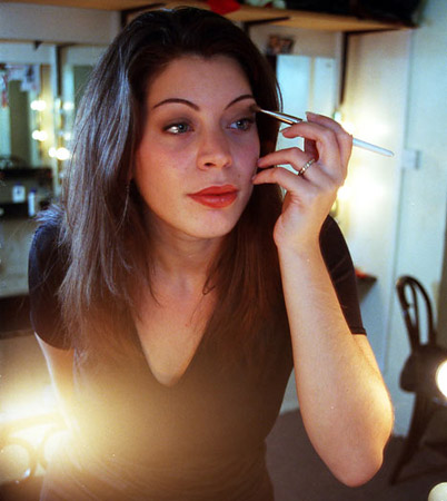 英国女性每天照镜子71次(图)