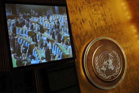 12月22日，在纽约联合国总部，与会代表在第66届联大91次全会开始前为已故朝鲜最高领导人金正日默哀。新华社记者申宏 摄