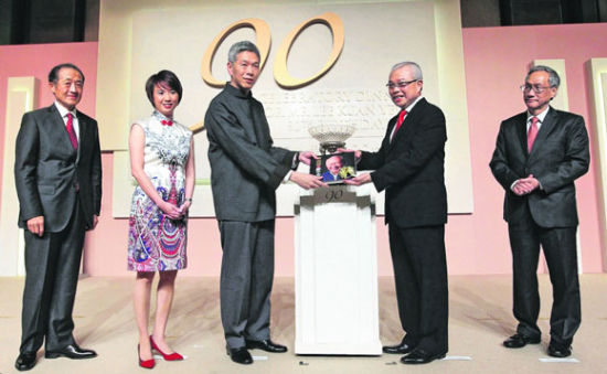 李显扬（左三）代父亲李光耀从通商中国主席蔡天宝手中领过“通商中国丰功伟业奖”，左起为宣读赞词的李庆言、通商中国总裁刘燕玲和通商中国董事林子安。李光耀虽然很想亲临现场，出于健康考量，医生作为预防措施，劝阻他出席人多的晚宴。（叶振忠摄）