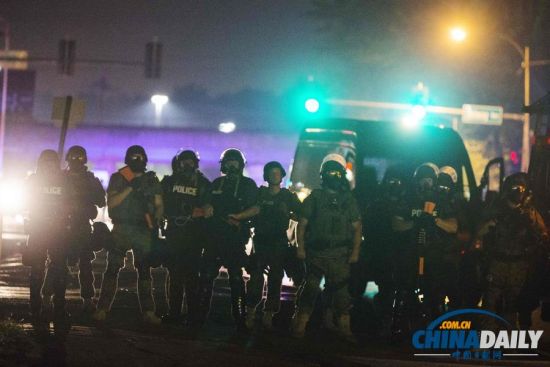 当地时间8月16日，警察在街道上站成人墙，与示威者对峙。（路透社）