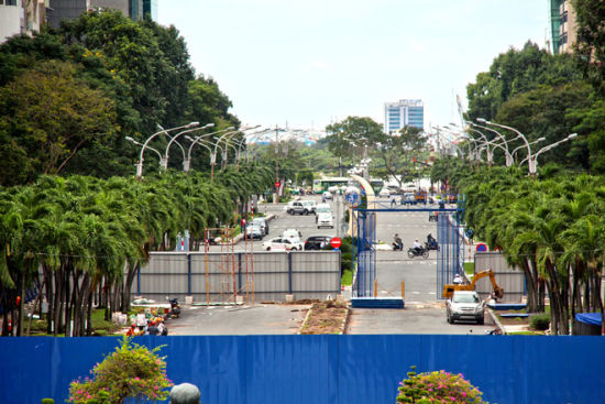 　越南胡志明市一号城铁长约20公里，其中地下部分从边城到巴山，长约2.6公里，途径3个地铁站。为了第一个地铁站的施工，胡志明市第一郡边睨坊的黎利路和阮惠路交界地区拆迁工作已经完成。（图片来源：越南媒体）