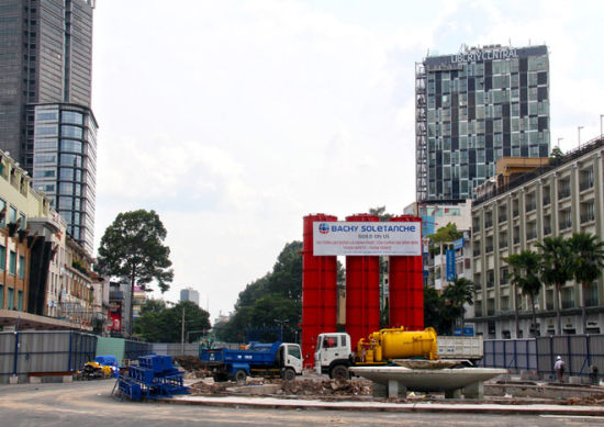 　胡志明市人民委员会前曾伴随西贡人一个世纪的柳树喷泉已经被移走。周围已经树立起2至3米的隔离墙，一些区域也被禁止出入。除了这个区域的地铁站，在边城集市和巴山港还有两个地铁站。（图片来源：越南媒体）