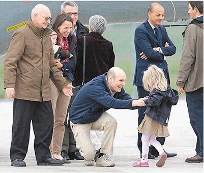 图为曾被ISIS关押的法国自由记者埃南获释后与家人重聚。