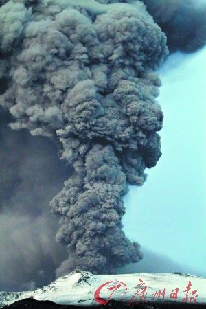 冰岛火山在喷发前冒出滚滚浓烟。