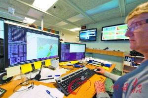 研究人员正在监控火山活动情况。