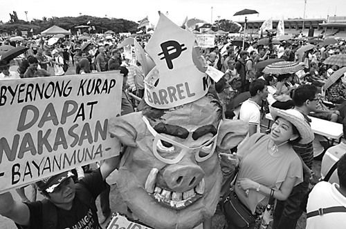 　　25日是菲律宾国家英雄日，各种社会团体再次举行游行示威，抗议可能滋生腐败的“猪肉桶”及相关议案