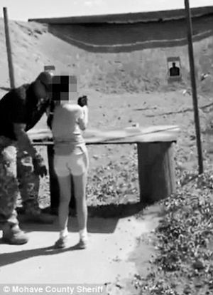 在成功完成几次单发射击后，瓦卡让小女孩调整姿势，调到全自动模式，准备连发射击。 