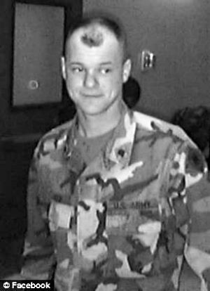 今年39岁的瓦卡是个退役军人，在那个射击场已经工作2年。 