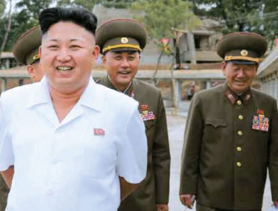 图为今年8月18日《劳动新闻》报道的朝鲜第一委员长金正恩访问连丰科学家修养所时随同访问的国防委设计局长马元春（音，中），右侧是军方总政治局长黄炳瑞。（图片来源：《劳动新闻》） 
