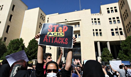 千名反对者聚集在伊斯法罕示威抗议，要求政府采取有效措施杜绝悲剧再次上演。 