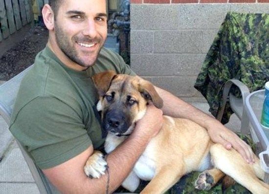 枪手米凯伊·泽哈弗·比博(Michael Zehaf Bibeau)是单独发动袭击