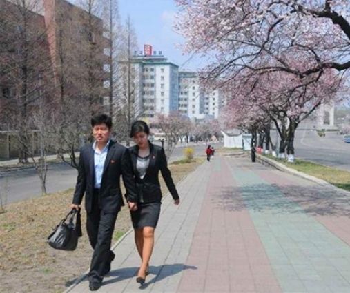 朝鲜街头的年轻人。