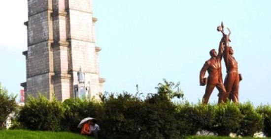 主体思想塔下的亲吻。