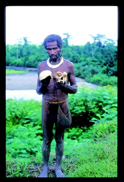 科洛维族人拿着吃掉的头盖骨