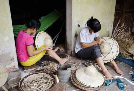 知礼村的孩子在制作林冲帽。图片：越南媒体