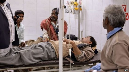 印度警方称，北方邦酒精中毒事件造成至少29人死亡，目前仍有超过100名村民在医院接受治疗。（图片来源：英国广播公司） 