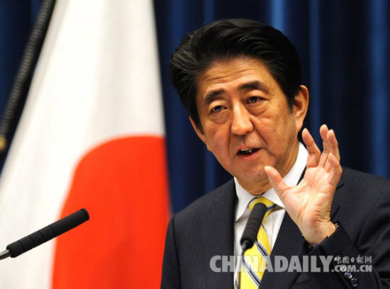 2014年11月21日，在日本东京首相官邸，首相安倍晋三在新闻发布会上讲话。（资料图片来源：新华社）