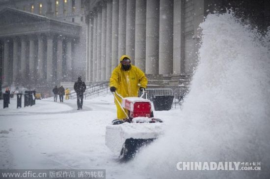 当地时间1月26日，纽约一名工人清理街道上的积雪。（图片来源：东方IC） 