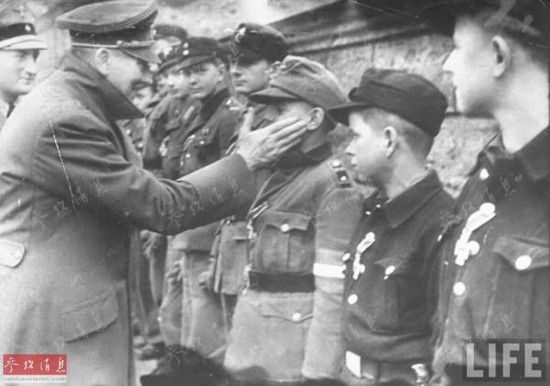 资料图片：希特勒接见作战勇敢的纳粹青年团成员。