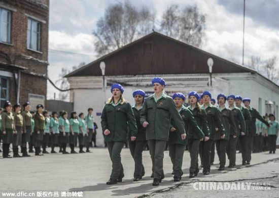 　当地时间4月24日，俄罗斯诺沃西比尔斯克港，女子监狱囚犯身着海魂衫列队游行，纪念二战胜利70周年。（图片：东方IC）