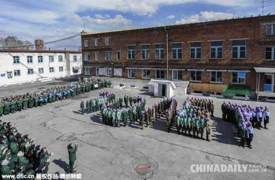 　当地时间4月24日，俄罗斯诺沃西比尔斯克港，女子监狱囚犯身着海魂衫列队游行，纪念二战胜利70周年。（图片：东方IC）