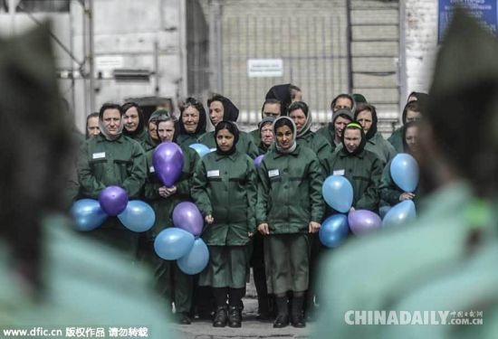 　当地时间4月24日，俄罗斯诺沃西比尔斯克港，女子监狱囚犯身着海魂衫列队游行，纪念二战胜利70周年。（图片：东方IC）