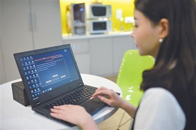 4月30日，小徐的电脑受到“CTB-Locker”入侵后寻求帮助。新京报记者 吴江 摄