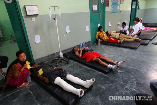 5月12日，在尼泊尔加德满都，一名家长背着孩子转移至安全地带。 据中国地震台网测定，尼泊尔北京时间5月12日15时5分，发生7.5级地震。 新华社发(苏尼尔·夏尔马摄)