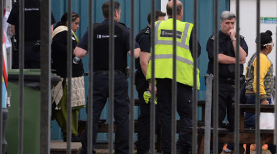 当地时间6月5日，英国边防署通报称在埃塞克斯的哈里奇国际港口，发现68名被锁在卡车集装箱内的68名涉嫌非法入境者。 