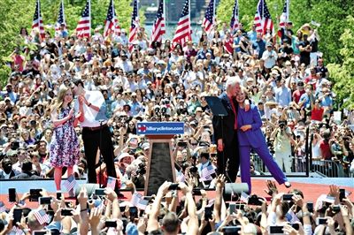 美国前国务卿希拉里·克林顿13日在纽约举行首场主要竞选集会，丈夫、女儿和女婿亮相助阵。