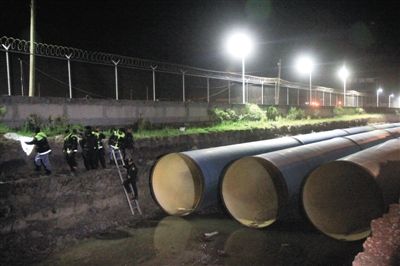 7月12日，在墨西哥“高原”联邦监狱附近，安全人员执行搜捕任务。全球头号毒枭古斯曼11日晚从“高原”联邦监狱逃脱。新华社发