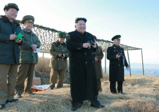 资料图片：金正恩观看朝鲜人民军进行新型反舰火箭发射试验。