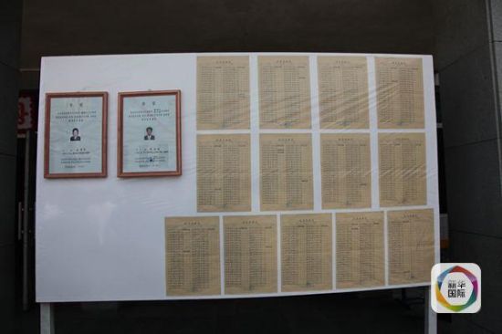 图为平壤市中区第四小学投票所外张贴的地方人民会议代议员候选人公示和选举人名册，新华社记者郭一娜摄