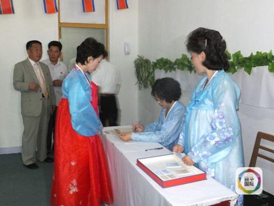 图为平壤选民在投票所内登记领取选票，新华社记者郭一娜摄。