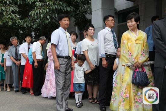 图为等待投票的平壤选民，新华社记者郭一娜摄