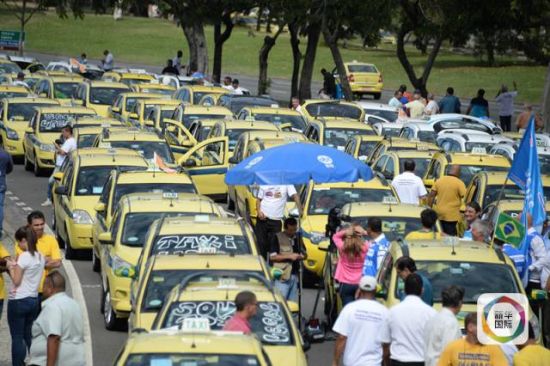巴西里约热内卢市数千名出租车司机24日走上街头，阻断交通，抗议在当地越来越火的优步打车服务。
