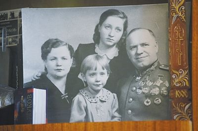 艾拉姐妹与父母的合影。